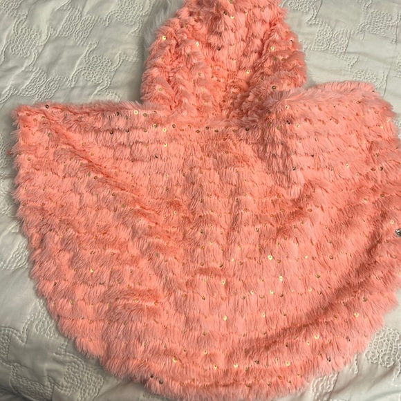Little lass fur poncho. - Picture 2 of 3